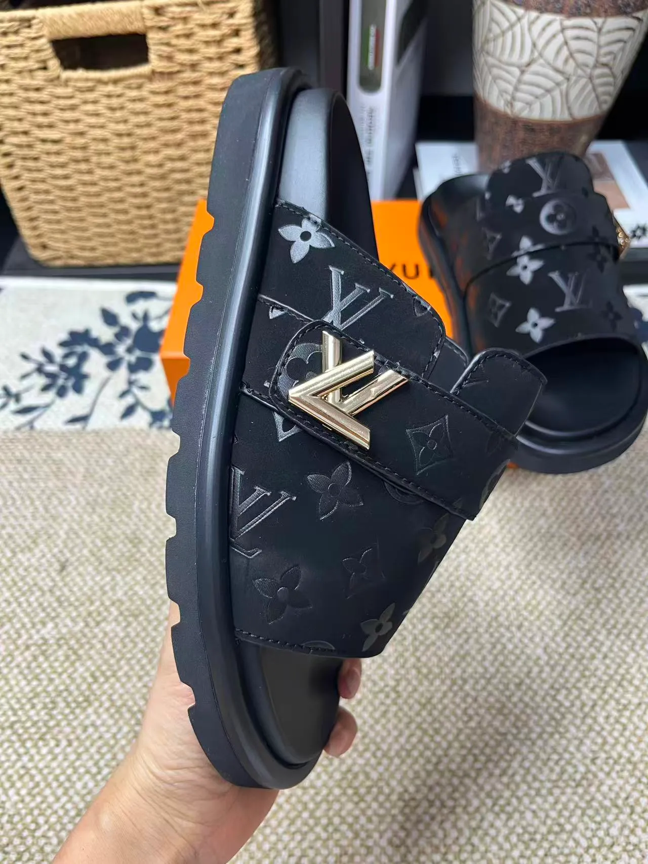 P340 [New Style] [LOUIS VUITTON] Louis Vuitton, LV printing, men's and women's slippers are now on the market, packed in drawer boxes with cloth bags and cards, the upper pattern looks very soft and waxy, and is a super versatile leg slimming tool. Fabric: imported denim/canvas/old fabric, LV hardware LOGO, official website pattern printing, comfortable to wear, feet: high-elastic PU water table. Sole: foam sole, heel height: about 5cm. Code number: 35-46, 35, 45, 46 are custom-made and non-returnable. Color: multiple colors and styles available.